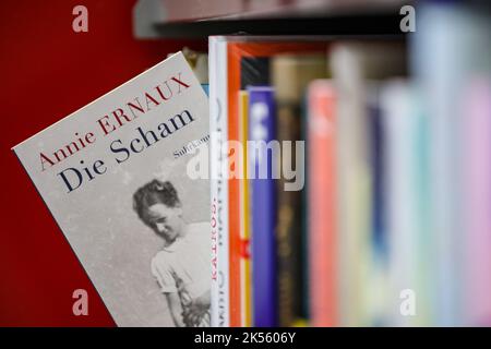 Leipzig, Allemagne. 06th octobre 2022. Le livre 'la honte' d'Annie Ernaux est sorti d'une étagère dans une librairie de Leipzig. L'écrivain française Annie Ernaux reçoit le prix Nobel de littérature. Credit: Jan Woitas/dpa/Alay Live News Banque D'Images