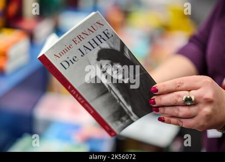 Leipzig, Allemagne. 06th octobre 2022. Une femme tient le livre "les années" d'Annie Ernaux dans ses mains dans une librairie de Leipzig. L'écrivain française Annie Ernaux reçoit le prix Nobel de littérature. Credit: Jan Woitas/dpa/Alay Live News Banque D'Images