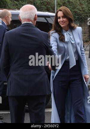 Le prince et la princesse de Galles sont accueillis par le Dr Philip McGarry, sous-lieutenant de l'arrondissement de Belfast, lors d'une visite à PIPS suicide Prevention (PIPS Charity) À Belfast, qui travaille dans toutes les communautés de la ville et de toute l'Irlande du Nord pour fournir un soutien de crise aux personnes à risque de suicide et d'automutilation, dans le cadre de la visite royale en Irlande du Nord. Date de la photo: Jeudi 6 octobre 2022. Banque D'Images