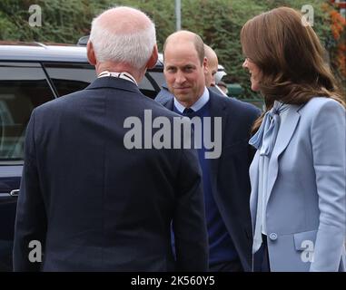 Le prince et la princesse de Galles sont accueillis par le Dr Philip McGarry, sous-lieutenant de l'arrondissement de Belfast, lors d'une visite à PIPS suicide Prevention (PIPS Charity) À Belfast, qui travaille dans toutes les communautés de la ville et de toute l'Irlande du Nord pour fournir un soutien de crise aux personnes à risque de suicide et d'automutilation, dans le cadre de la visite royale en Irlande du Nord. Date de la photo: Jeudi 6 octobre 2022. Banque D'Images