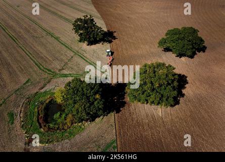 Un Si Grand Soleil Du 15 Juillet 2022 Un agriculteur pleut un champ sous le soleil du matin à Ashford, dans