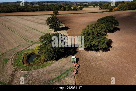 Un Si Grand Soleil 15 Juillet 2022 Un agriculteur pleut un champ sous le soleil du matin à Ashford, dans