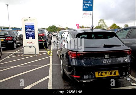 Deux véhicules électriques se chargeant à Tesco 7kW points de charge gratuits utilisant 100 % d'électricité renouvelable à Quedgely Gloucester, Royaume-Uni Banque D'Images