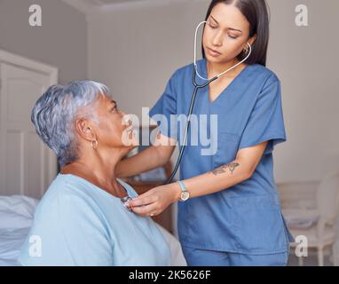Médecin, stéthoscope et femme âgée avec un soignant qui vérifie la santé, la fréquence cardiaque et le rythme cardiaque à la maison. Jeune femme médecin généraliste ou infirmière aidant les personnes âgées Banque D'Images