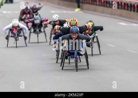 Merle Menje course d'athlète en fauteuil roulant dans le TCS 2022 London Marathon ELITE course en fauteuil roulant à Tower Hill, Londres, Royaume-Uni. Diriger un groupe d'athlètes Banque D'Images