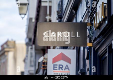 Photo d'un signe avec le logo de Caroll paris sur leur magasin principal pour Bordeaux, France. Caroll est une chaîne de haut de gamme de la mode détaillant et designer Banque D'Images