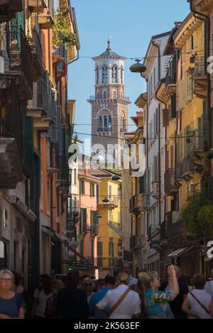 Via Mazzini, vue en été de la principale artère commerçante piétonne du centre historique de Vérone avec la Tour Lamberti visible, Italie Banque D'Images