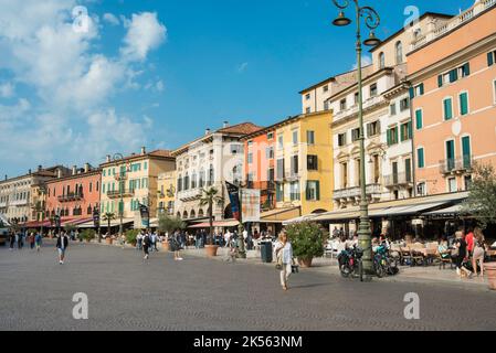 Piazza Bra Verona, vue en été de la partie ouest de Piazza Bra, une rangée colorée de cafés et restaurants connus sous le nom de Liston, Vérone, Vénétie Italie Banque D'Images