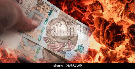 Prix élevé du charbon, empreinte carbone, concept de crise énergétique et économique. PLN polonais argent 500 zloty et combustion de charbon collage. Banque D'Images