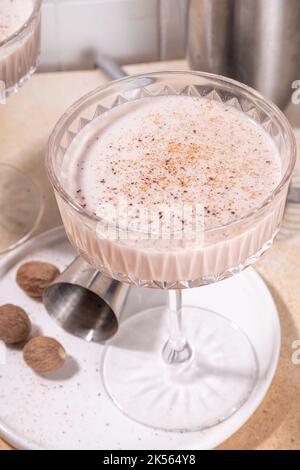 Cocktail crémeux Brandy Alexander avec muscade. Boisson alcoolisée d'automne tendance Banque D'Images