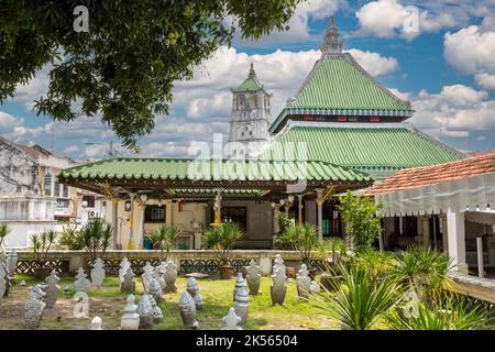 Kampung Kling Mosquée, Masjid Kampung Kling, pierres tombales du cimetière en premier plan. Melaka, Malaisie. Banque D'Images