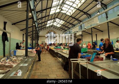 Marché aux poissons en fin de journée, Halle aux Poissons, rue de la Poissonnerie, vannes, Morbihan, Bretagne, France Banque D'Images