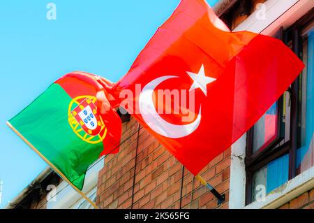 BELFAST, IRLANDE DU NORD. 04 JUIN 2016 : les maisons d'Iris Drive à Belfast Ouest sont décorées avec les drapeaux des 24 pays qui se sont qualifiés pour les 2016 euros. Les résidents ont organisé un sweepstake, chaque maison devant voler le drapeau de leur pays. On pense que c'est la première fois que les drapeaux d'Angleterre et d'Irlande du Nord sont volées volontairement dans cette zone résolument républicaine de l'ouest de Belfast. Banque D'Images