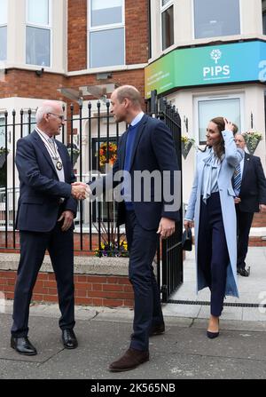 Le Prince de Galles serre la main avec le Dr Philip McGarry, sous-lieutenant du comté de Belfast, alors que lui et la princesse de Galles partent après une visite à PIPS suicide Prevention (PIPS Charity) À Belfast, qui travaille dans toutes les communautés de la ville et de toute l'Irlande du Nord pour fournir un soutien de crise aux personnes à risque de suicide et d'automutilation, dans le cadre de la visite royale en Irlande du Nord. Date de la photo: Jeudi 6 octobre 2022. Banque D'Images