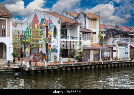 Maisons anciennes bordent la rivière Melaka, Melaka, Malaisie. Banque D'Images