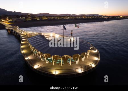 Documentation photographique nuit aérienne de la jetée de Lido di Camaiore Toscane Italie Banque D'Images