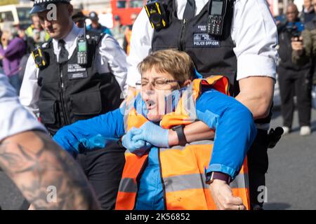 Londres, Royaume-Uni. 6th octobre 2022. Il suffit d'arrêter les manifestants du pétrole pour bloquer les routes autour de Trafalgar Square et les équipes de police spécialisées ont été utilisées pour décoler les manifestants et retirer leurs mains des tuyaux. Un manifestant est enlevé crédit: Ian Davidson/Alay Live News Banque D'Images