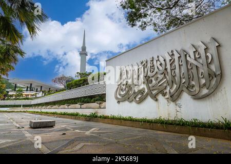 La calligraphie arabe dans la région de Plaza de la Masjid Negara (Mosquée nationale), Kuala Lumpur, Malaisie. Banque D'Images