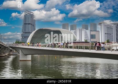 Pont du Jubilé, menant à l'Esplanade Concert Hall. Singapour Banque D'Images