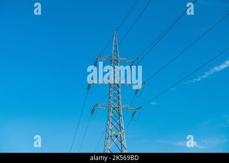 pylône de l'électricité : crise énergétique et coût de l'énergie, deux voix de plus en plus importantes dans le débat économique et politique du monde. Banque D'Images