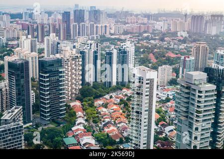 La croissance urbaine. La ville de Singapour Vue du haut de la galerie marchande d'ions à l'Ouest. Appartement d'habitation et immeubles de bureaux de faible hauteur Surround Construction d'une ea Banque D'Images