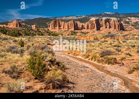 Falaises cannelées en grès, Middle Desert Wash, Upper Cathedral Valley, Thousand Lake Mountain in dist, Middle Desert, Capitol Reef Natl Park, Utah, États-Unis Banque D'Images