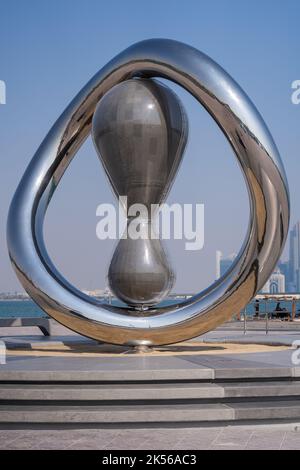 Doha, Qatar - 4 octobre 2022: Coupe du monde de la FIFA 2022 Qatar compte à rebours horloge à la corniche de Doha. Banque D'Images