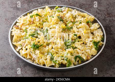 Délicieuses pâtes mafalda parfumées avec des arugula sauvages, des pistaches croustillantes, du parmesan et du zeste de citron sur une assiette sur la table. Horizontale Banque D'Images