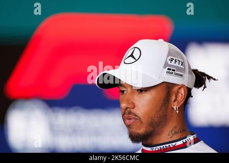 Circuit de course international de Suzuka 6/10/2022. Lewis Hamilton (GBR) de l'équipe Mercedes pendant une entrevue. Credit corleve/Alay Live News. Banque D'Images