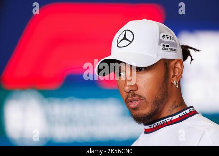 Circuit de course international de Suzuka 6/10/2022. Lewis Hamilton (GBR) de l'équipe Mercedes pendant une entrevue. Credit corleve/Alay Live News. Banque D'Images