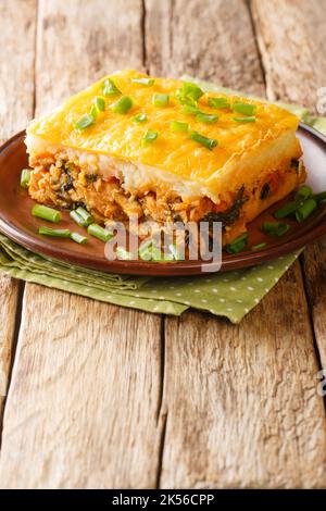 Escondidinho de frango la tarte du berger brésilien de poulet est une merveille de la maison, réconfortante un plat ou cocotte dans l'assiette sur la table. Vertica Banque D'Images