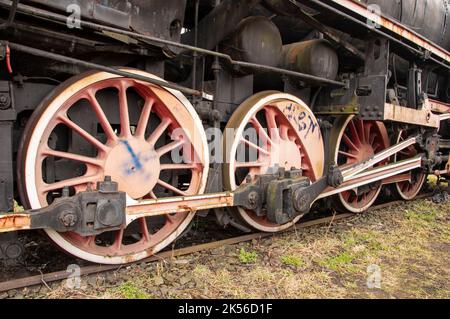 Conduire le mécanisme de transmission dans une locomotive à vapeur historique et endommagée se trouvant sur un sidetrack. Banque D'Images