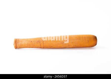 Le pilon en bois est souvent utilisé avec un mortier. Isolé sur un fond blanc Un outil de cuisine utilisé pour marteler ou meuler des ingrédients. ustensiles de cuisine asiatiques, Banque D'Images