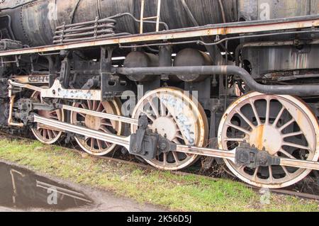 Conduire le mécanisme de transmission dans une locomotive à vapeur historique et endommagée se trouvant sur un sidetrack. Banque D'Images