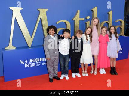 La photo doit être créditée ©Alpha Press 078237 05/10/2022 Ashton Robertson Andrei Shen Charlie Hodson Prior Alisha Weir Meesha Garbett Jarrett Glasspool Rei Yamauchi Fulker Roald Dahl Matilda le Gala de la nuit musicale d'ouverture lors du BFI British film Institute London film Festival 66th à Londres Banque D'Images