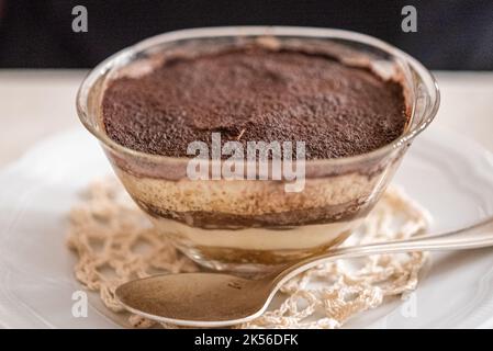 Dessert italien dans un bol avec cuillère - Tiramisu Banque D'Images