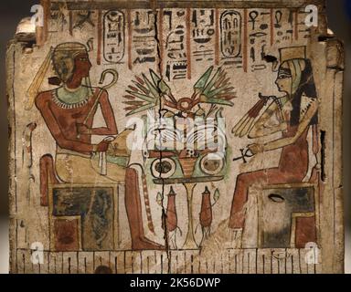 Cercueil en bois ou boîte avec illustration du Pharaon Amenhotep 1 et sa mère Reine Ahmose Nefertary c Täleu-8thAD Égypte ancienne Banque D'Images