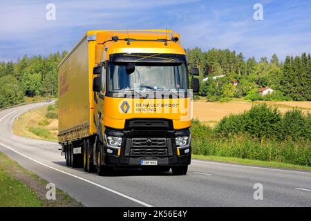 Renault Trucks T High Renault Sport Racing, Sirius jaune sur route. Édition limitée de 100 véhicules, dont 10 en Finlande. Salo, Finlande. 25 août 22. Banque D'Images