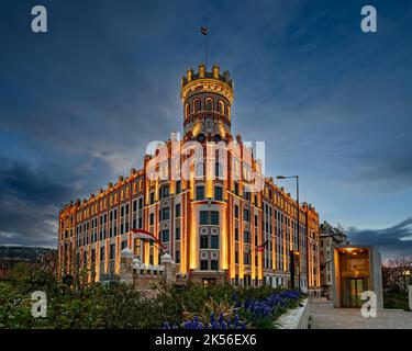 Musée de l'argent hongrois à Budapest, place Szell Kalman. Superbe photo de l'heure bleue avec lumières de la ville. Palais postal (ancien bureau de poste) Banque D'Images