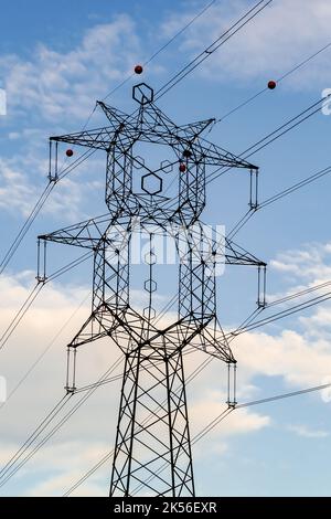 Lignes électriques haute tension en forme de clown Tour de transmission électrique haute tension à côté de l'autoroute M5 dans la ville de Pusztavacs hongrie Banque D'Images