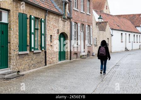 Damme, région flamande - Belgique - 04 04 2021 - une femme marchant dans une allée historique en pierre de pierre à galets Banque D'Images