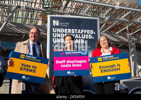 Édimbourg, Écosse, Royaume-Uni. 6th octobre 2022. Manifestation du Royal College of Nursing en dehors du Parlement écossais aujourd'hui pour protester contre les pénuries de personnel et les bas salaires actuels. Pic; Jackie Bailie MSP (c) a assisté au rallye. Iain Masterton/Alay Live News Banque D'Images