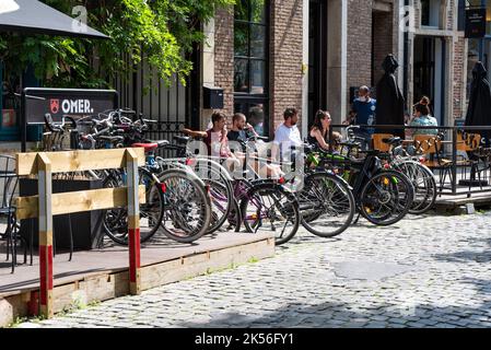 Louvain, Brabant flamand - Belgique - 06 20 2021 vélos et étudiants sur une terrasse ensoleillée Banque D'Images