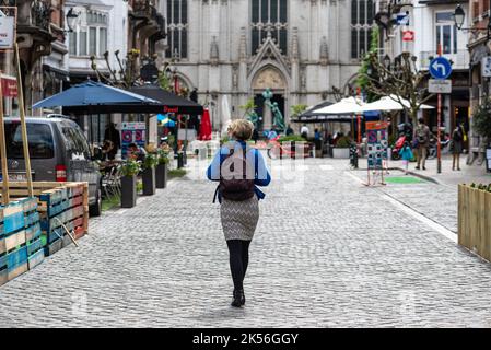 Ixelles, Bruxelles région de la capitale - Belgique - 05 13 2021 - Femme attirante vêtue marchant dans la zone piétonne de Saint-Boniface avec des Africains Banque D'Images