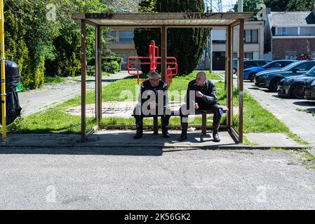 Doel, est - Flandre - Belgique - 06 01 2021 deux motards attendent à un arrêt de bus abandonné Banque D'Images