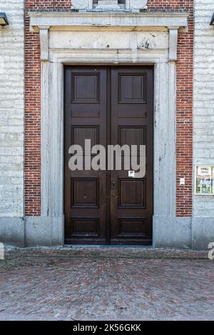 Doel, est - Flandre - Belgique - 06 01 2021 porte traditionnelle texturée et abandonnée Banque D'Images