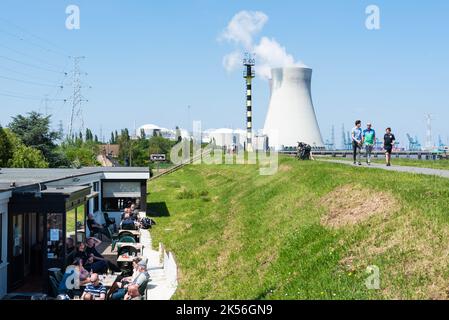 Doel, est - Flandre - Belgique - 06 01 2021 vue panoramique sur la digue du village avec les tours de refroidissement nucléaires en arrière-plan Banque D'Images