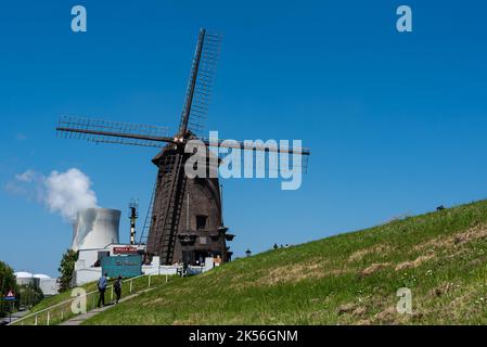 Doel, est - Flandre - Belgique - 06 01 2021 - Moulin et tours de refroidissement de la centrale nucléaire Banque D'Images