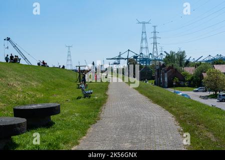 Doel, est - Flandre - Belgique - 06 01 2021 vue panoramique sur la digue et l'activité industrielle Banque D'Images