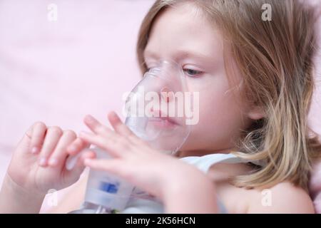 Portrait de l'enfant fille avec inhalateur pour l'asthme Banque D'Images